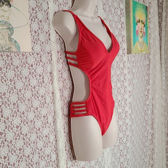 NWT Shade and Shore red cut out monokini size small - Picture 3 of 11